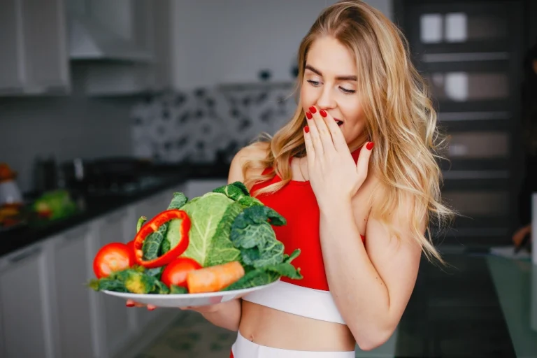 Quienes Somos 1 Mujer comiendo saludable para mejorar su digestión