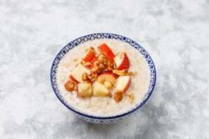 Tazòn de avena cocida con cubos de manzanas y canela en polvo