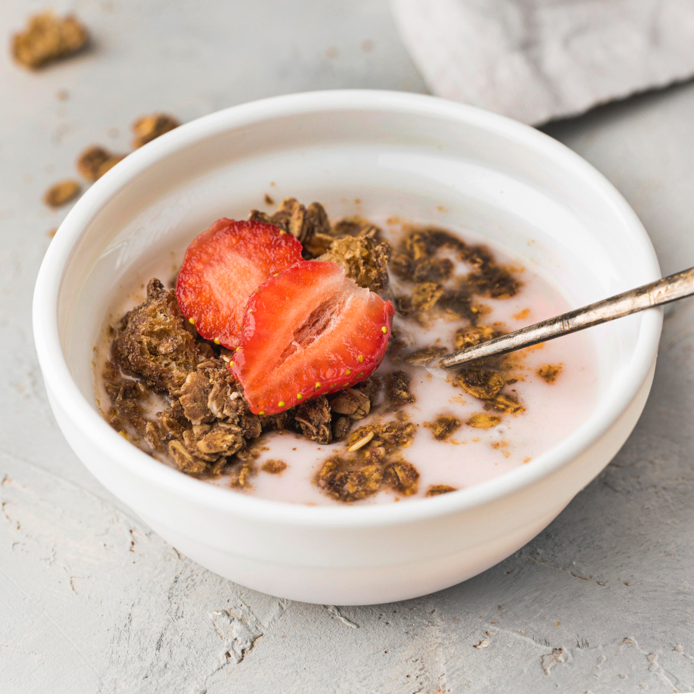 Desayunos 3 Tazón de yogurt griego con fruta picada y frutos secos