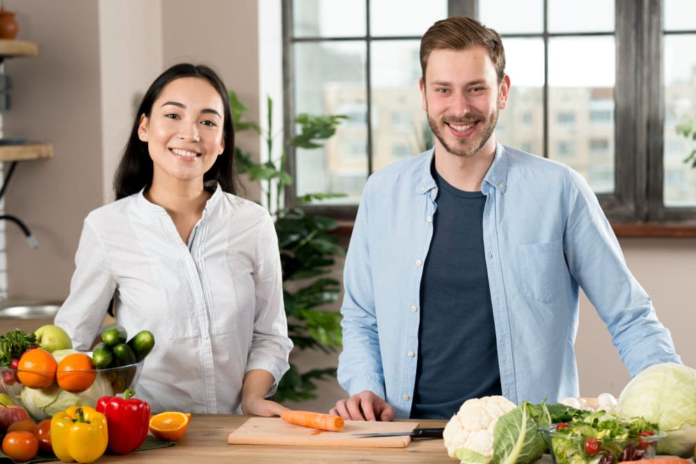 Una pareja comiendo salubale para mantener una bueba digestión