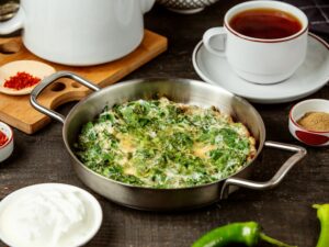 Una casuela de huevos con espinaca y queso
