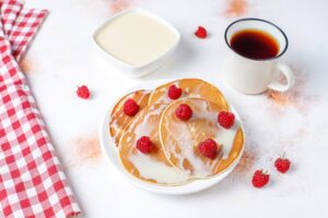 Un plato de panqueques hechos con harina de añmendras
