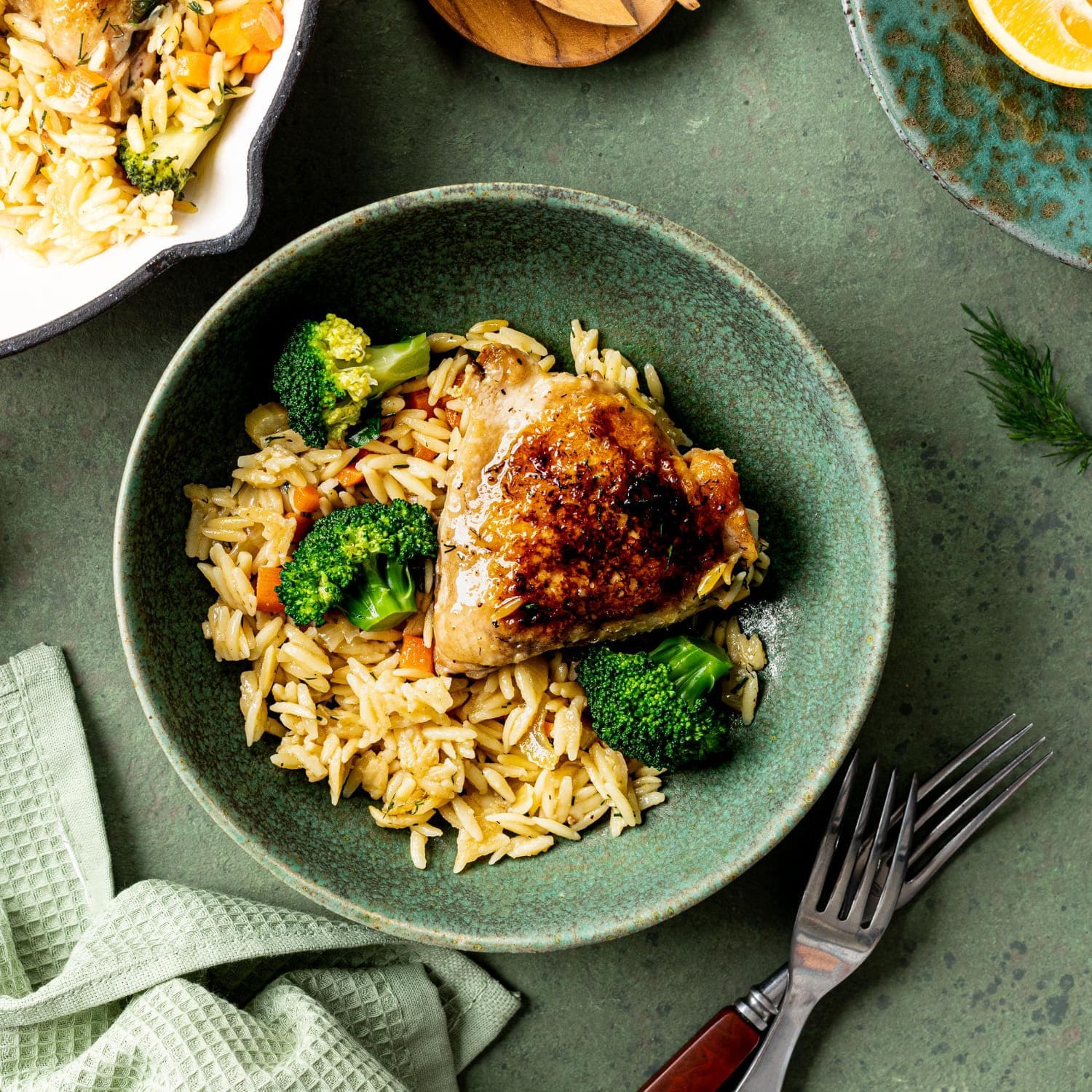 Almuerzos 1 Pollo a la plancha con arroz integral y vegetales salteados