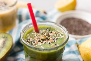 Un delicioso Smoothie Verde Energizante de espinaca, pepino y semillas de chia