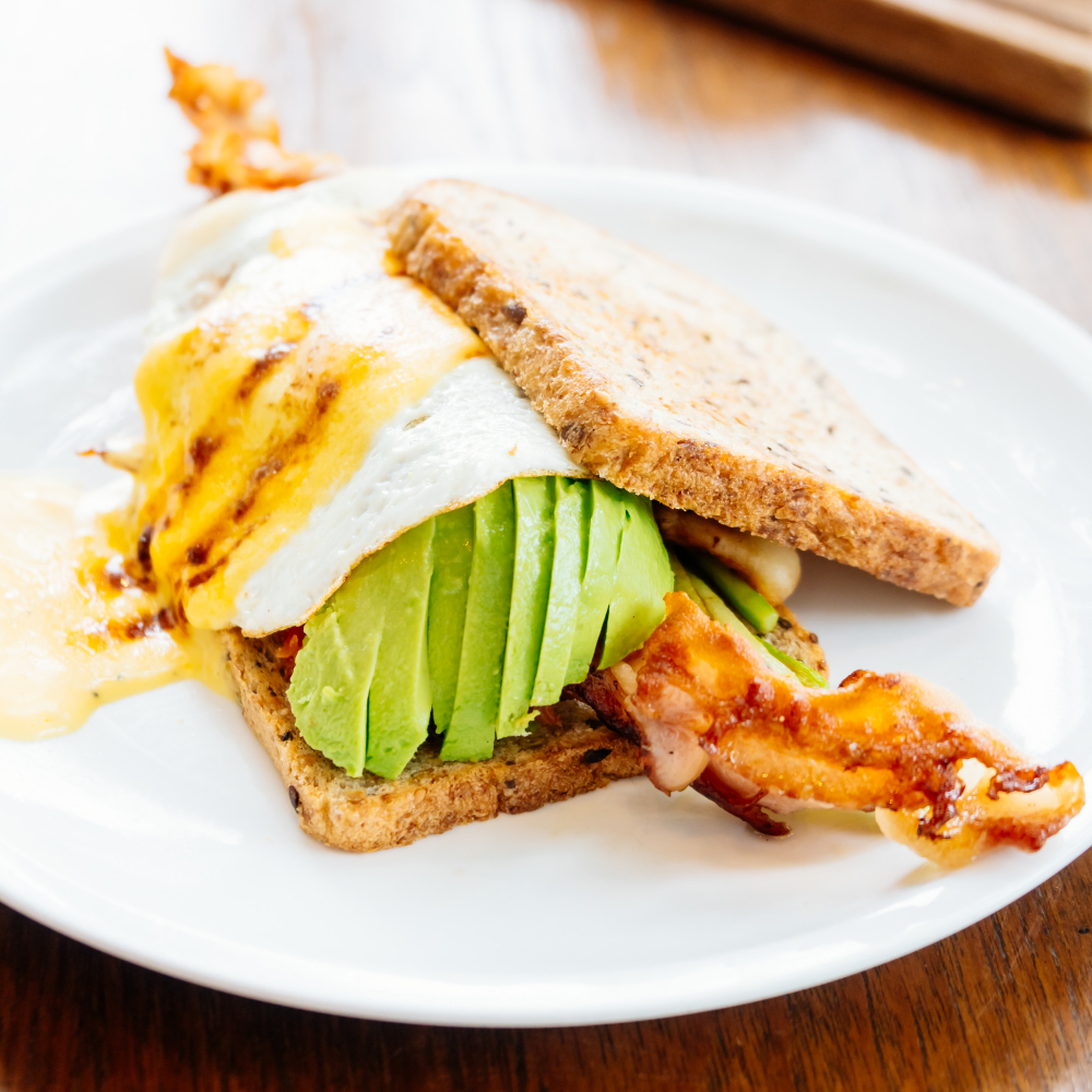 Desayunos 2 Tostada de pan integral con aguacate y huevo