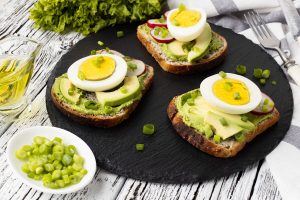 Tostada integral de aguacate y huevo cocido