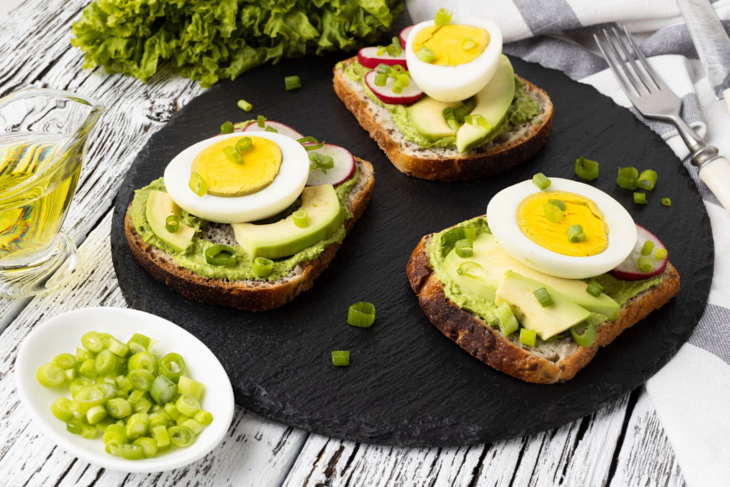 Tostada integral de aguacate y huevo cocido
