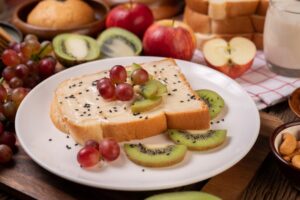 Un plato con una tostada de requesòn y frutas