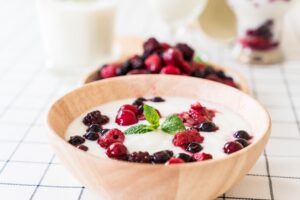 Un boll de yogurt griego con frutos rojos